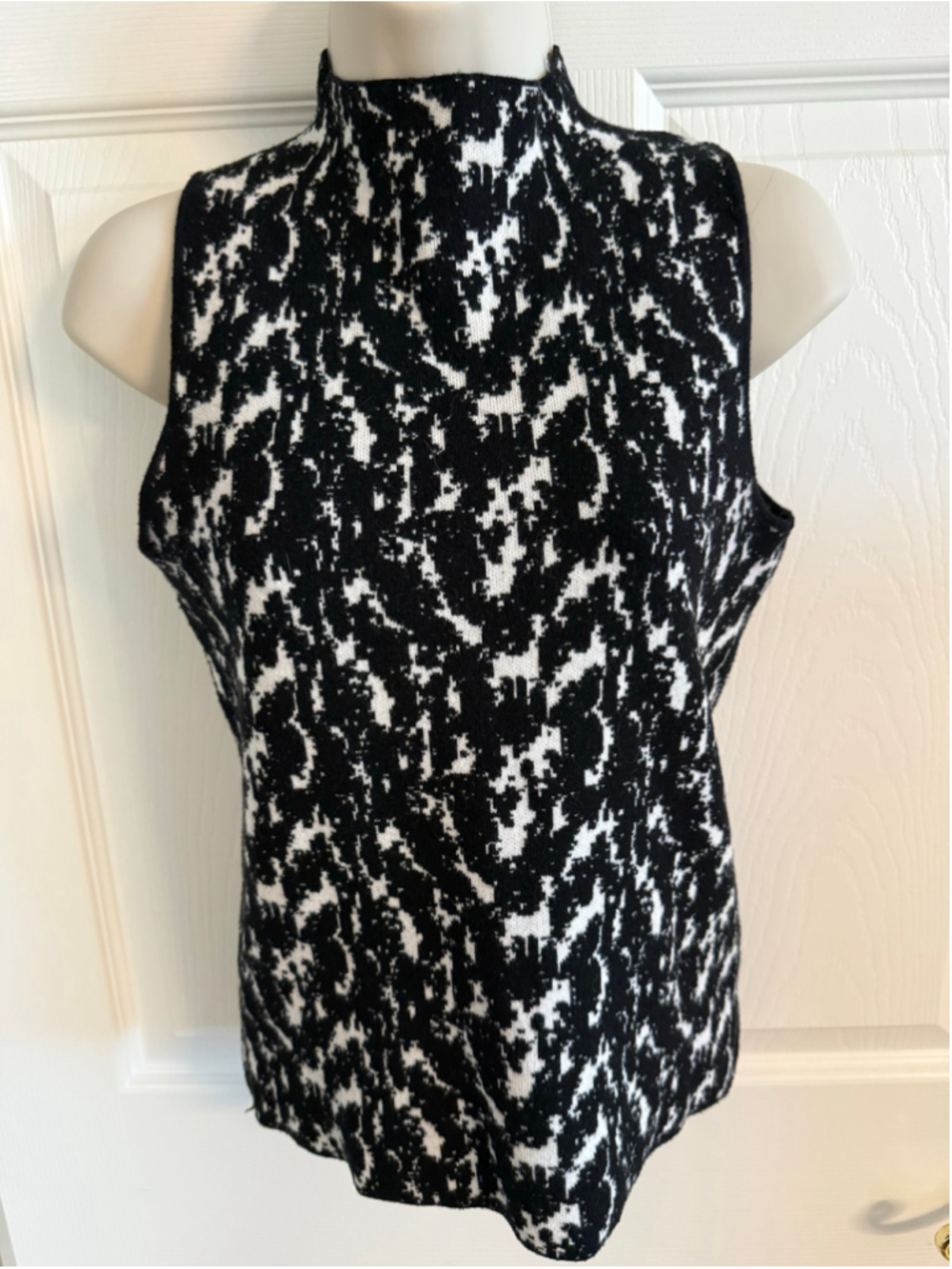 EUC Carmen Marc Valvo Black White Static Jacquard Sleeveless Mock Neck Top S